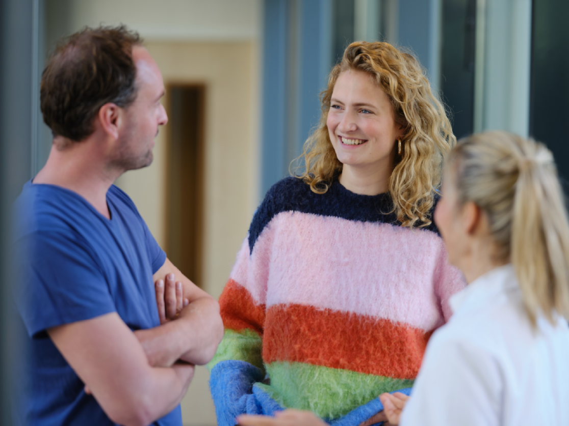 Deelnemers in gesprek met een verpleegkundige in het onderzoekscentrum