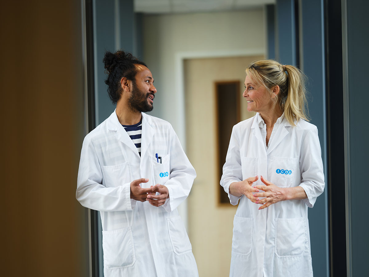 Onderzoeksarts in gesprek met deelnemer