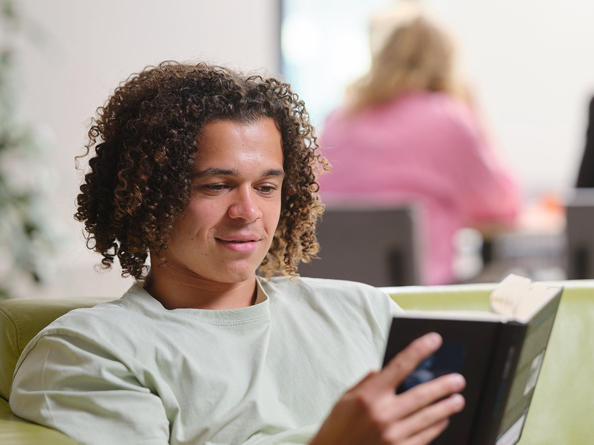 Foto van een deelnemer in het onderzoekscentrum die aan het lezen is