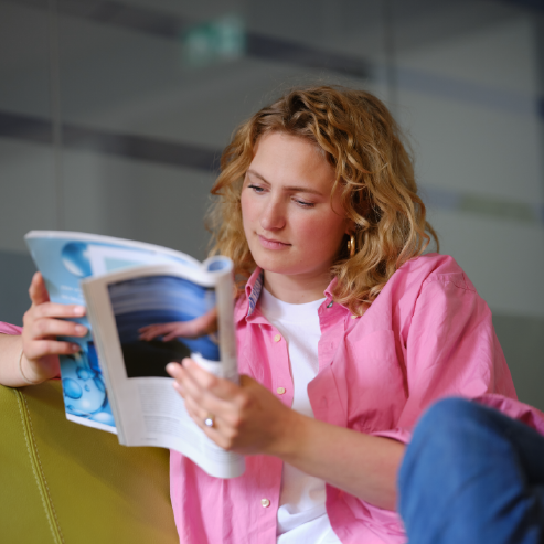 Vrouwelijke deelnemer is aan het lezen