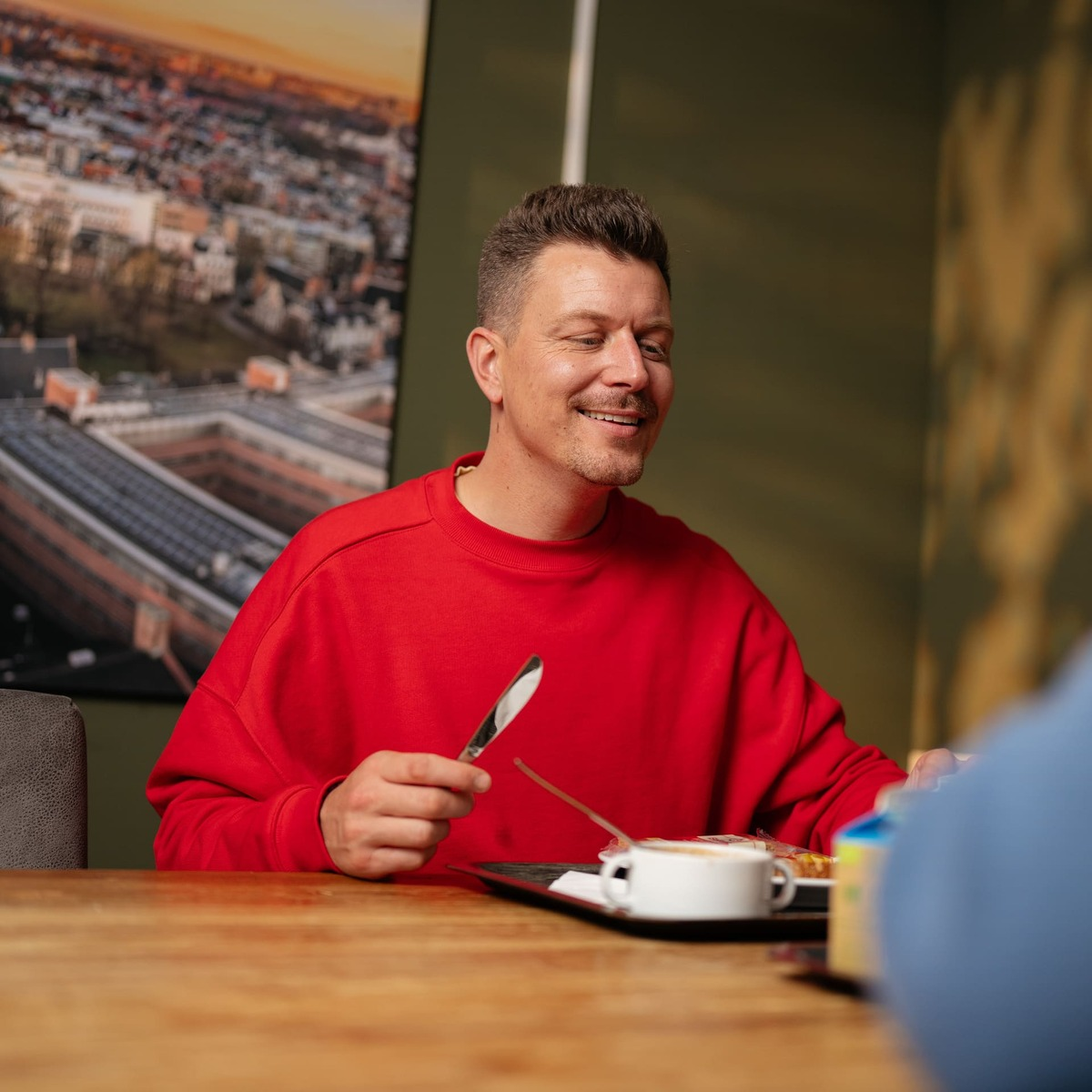 Foto van deelnemers op het balkon van het onderzoekscentrum met een glas drinken
