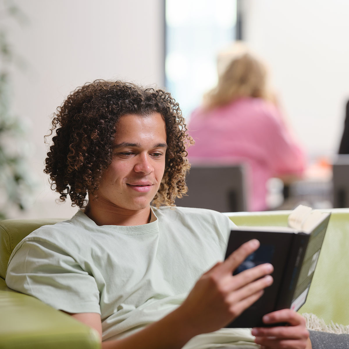 Foto van een deelnemer in het onderzoekscentrum die aan het lezen is