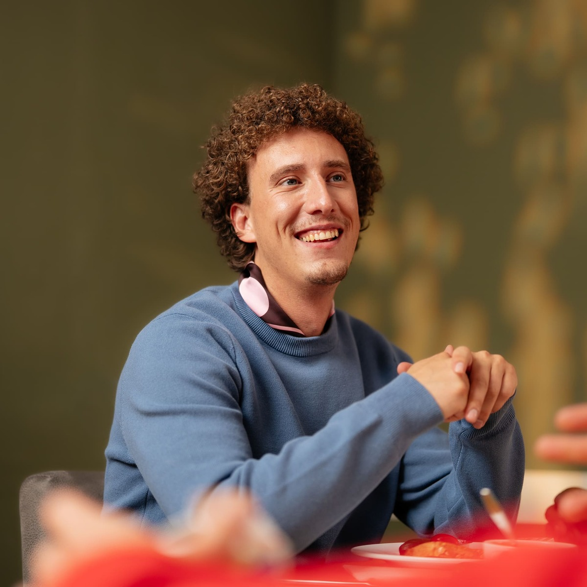 Foto van een deelnemer op zijn laptop in het onderzoekscentrum van ICON