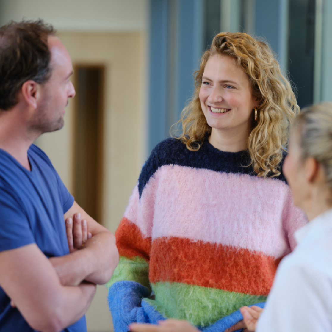 Deelnemers in gesprek met een verpleegkundige in het onderzoekscentrum