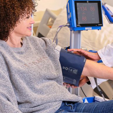 Arts doet bloeddrukmeting bij deelnemer