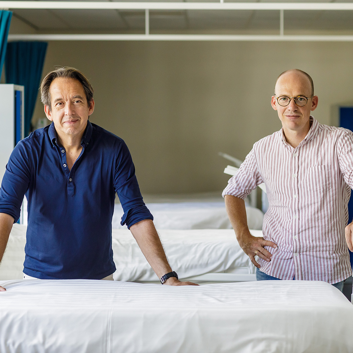 Lennaert Hoek in een van de slaapzalen waar deelnemers verblijven tijdens een onderzoek